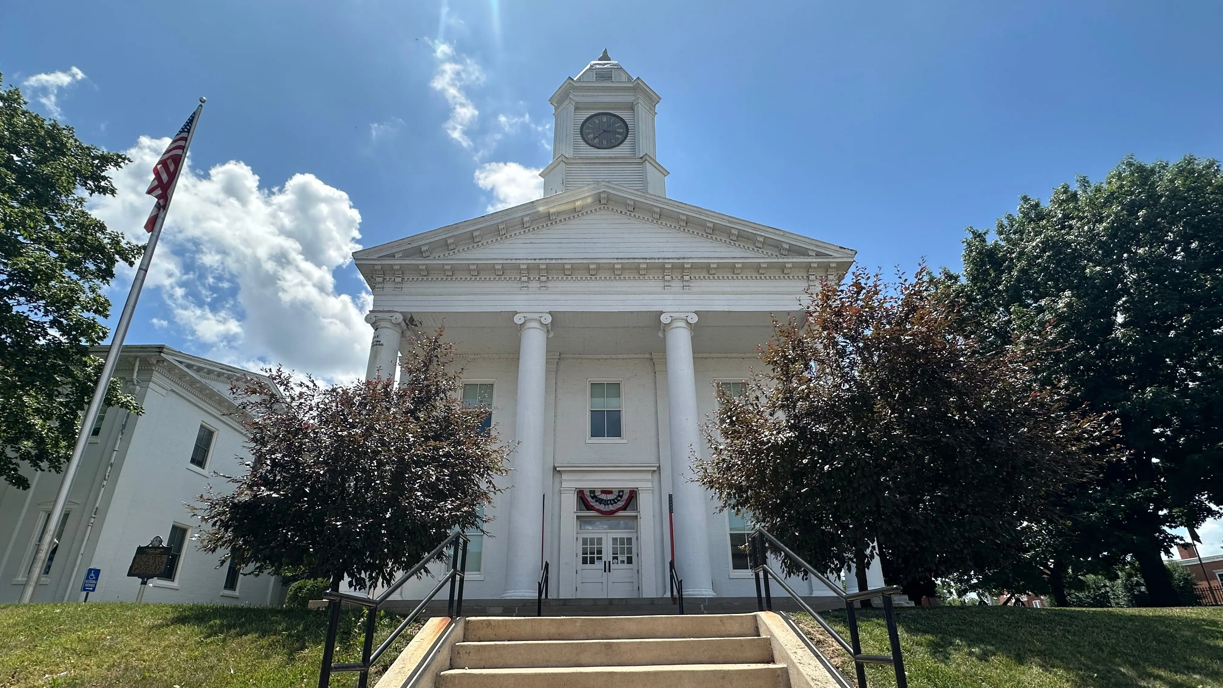 25-0703-lafayette-county-courthouse-looking-up-toward