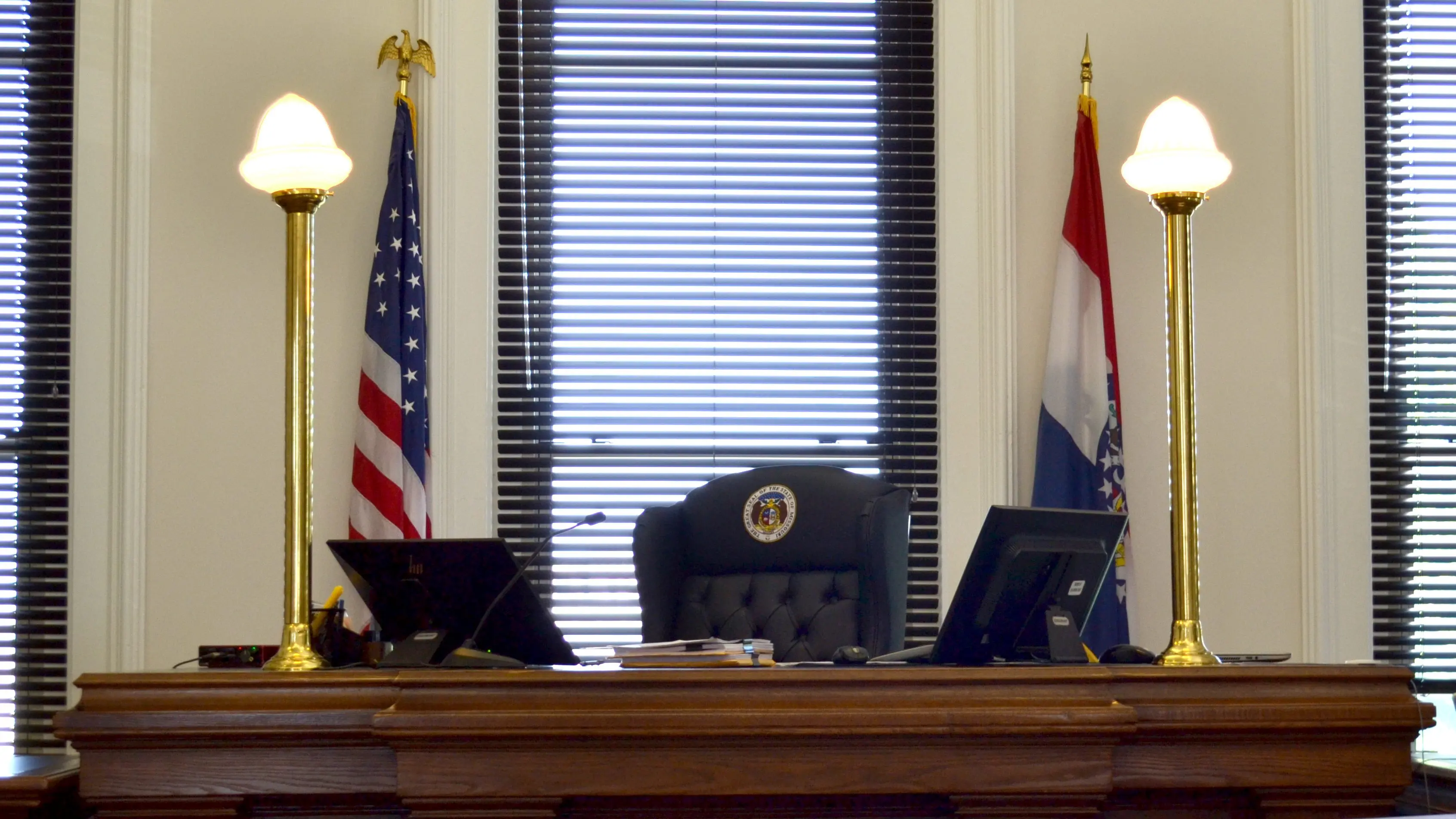 25-0818-empty-bench-in-salco-courtroom