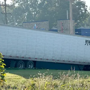 25-1030-truck-in-grass-outside-community-bank
