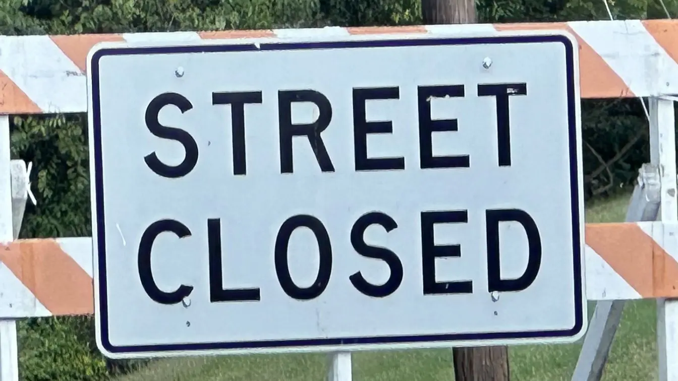25-1002-street-closed-sign