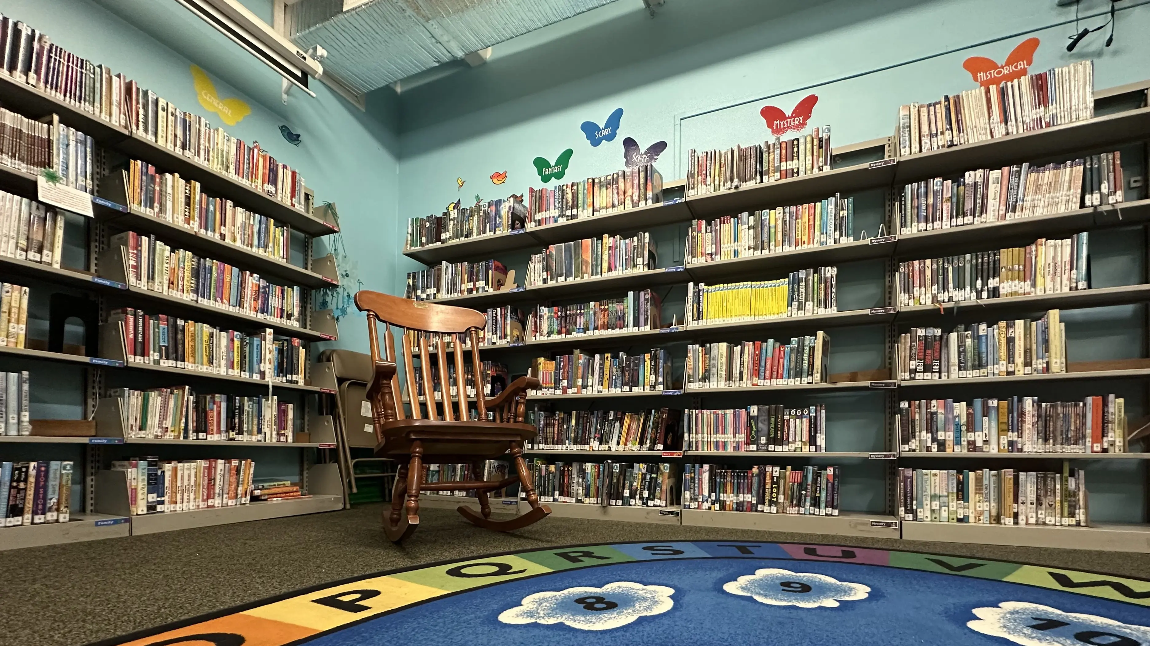 26-0107-marshall-childrens-library-shelves-n-rocker