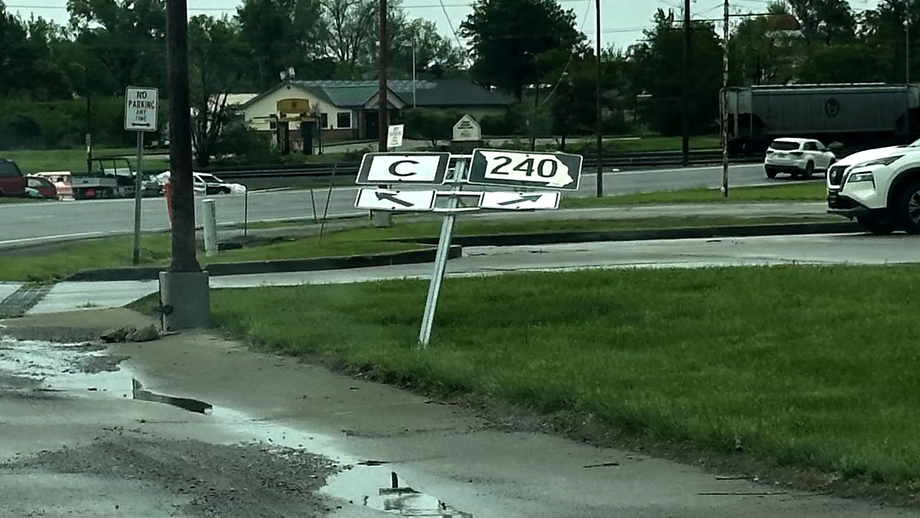 26-0427-slater-storm-1-highway-sign-bent-over