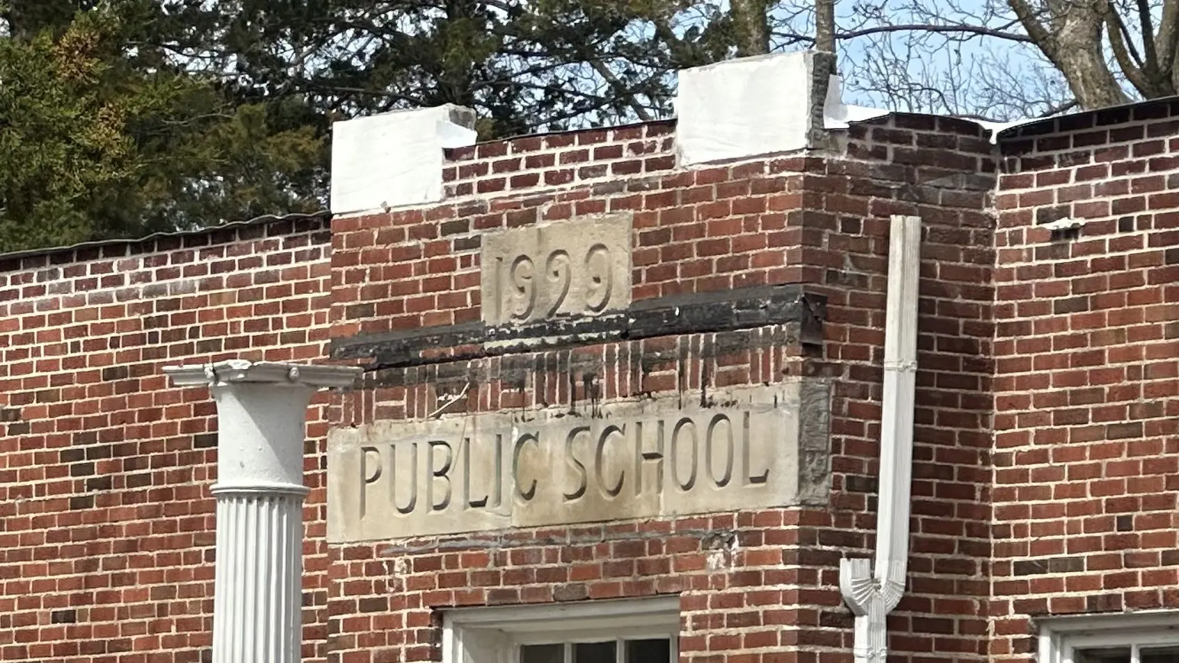 26-0331-arrow-rock-schoolhouse-front-from-se