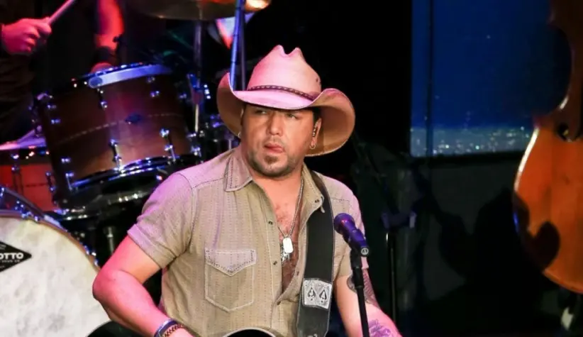 Jason Aldean performs onstage during the 9th Annual ACM Honors at the Ryman Auditorium on September 1^ 2015 in Nashville^ Tennessee.