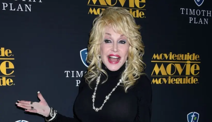 Dolly Parton arrives at the 24th Annual MovieGuide Awards on February 5^ 2016 in Los Angeles^ CA
