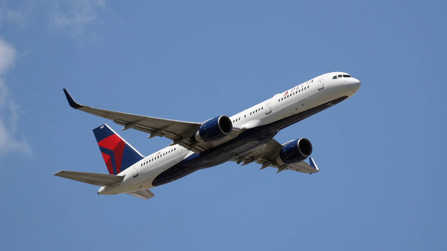 airplane-traffic-at-jfk-airport-in-new-york