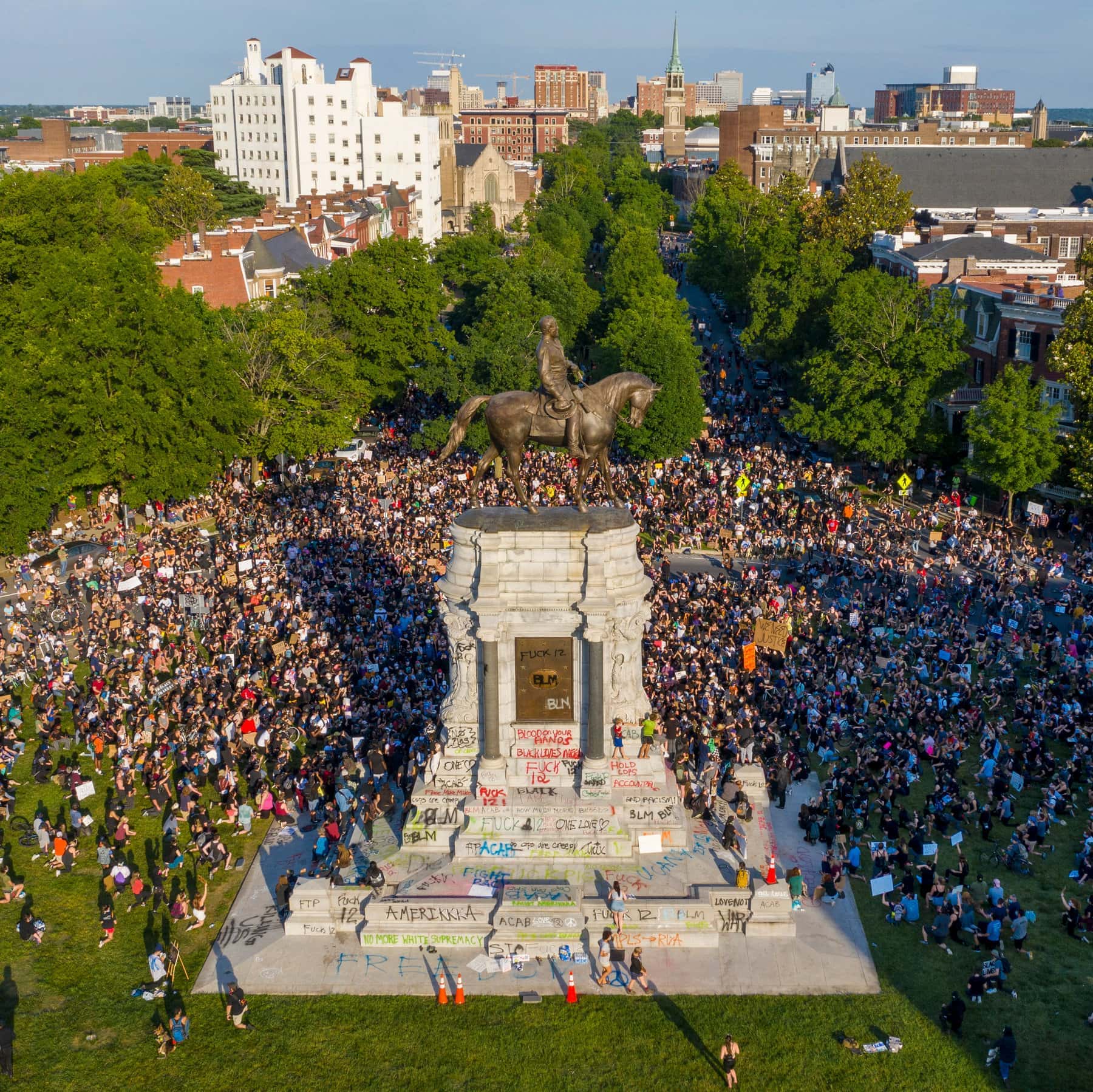 lee-statue-and-crowd-jpg