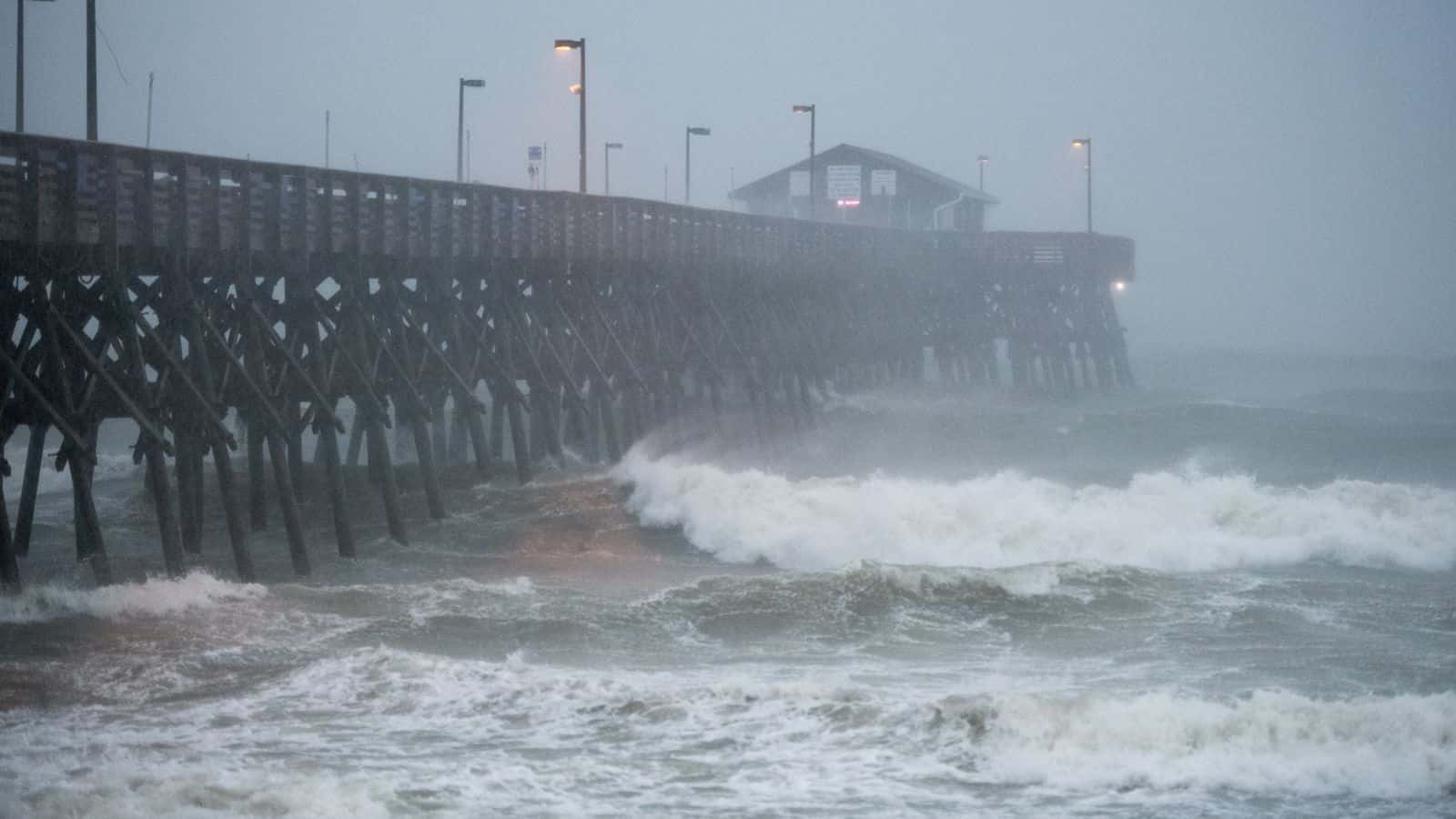 Hurricane makes landfall south of Wilmington, N.C. 103.3 WAKG