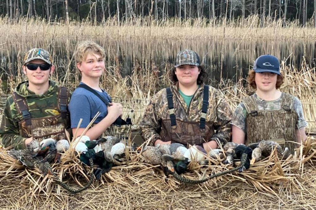 Crashed plane carried 4 teens who'd been on hunting trip - Vimarsana News