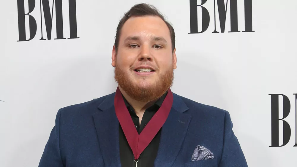 Luke Combs earns 16th career No. 1 with &ldquo;Fast Car&rdquo; | 103.3 WAKG