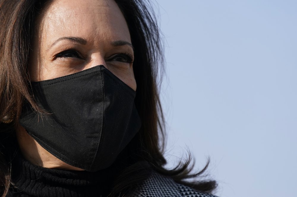 kamala-harris-in-mask