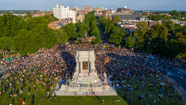 lee-statue-crowd