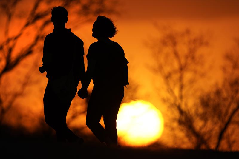couple-in-the-sunset
