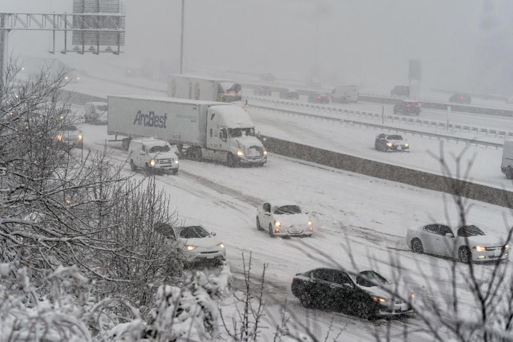 Snow pummels U.S. capital… 10 inches in some areas - Vimarsana News