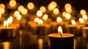 christmas-candles-burning-at-night-abstract-candles-background-3