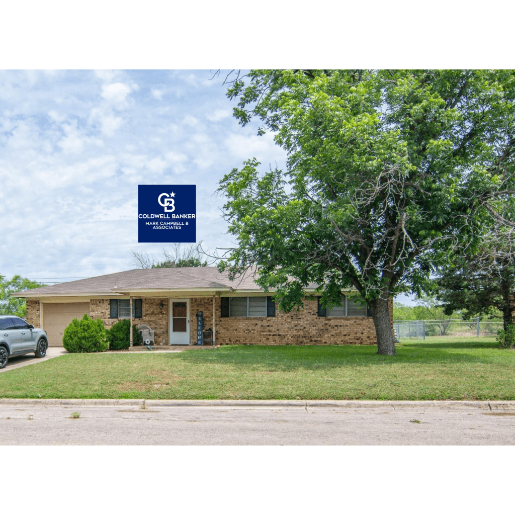 FOR SALE – Charming 3-Bedroom Home with a Huge Backyard!