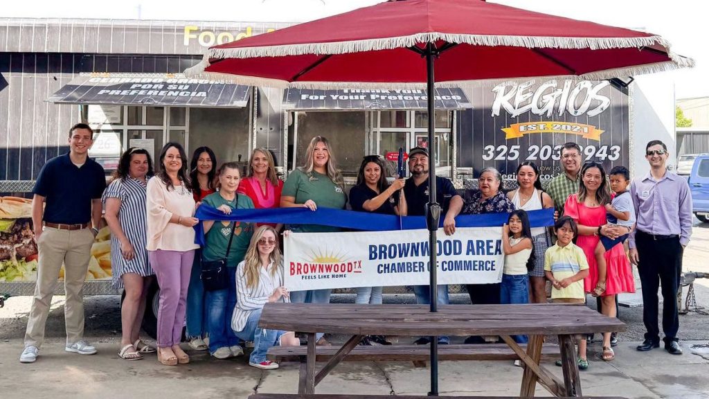 Chamber holds ribbon cutting for Regios Tacos y Antojitos