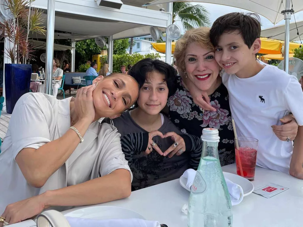 jennifer-lopez-kids-3-ab59cba1eaac43fc981357bb3d563056