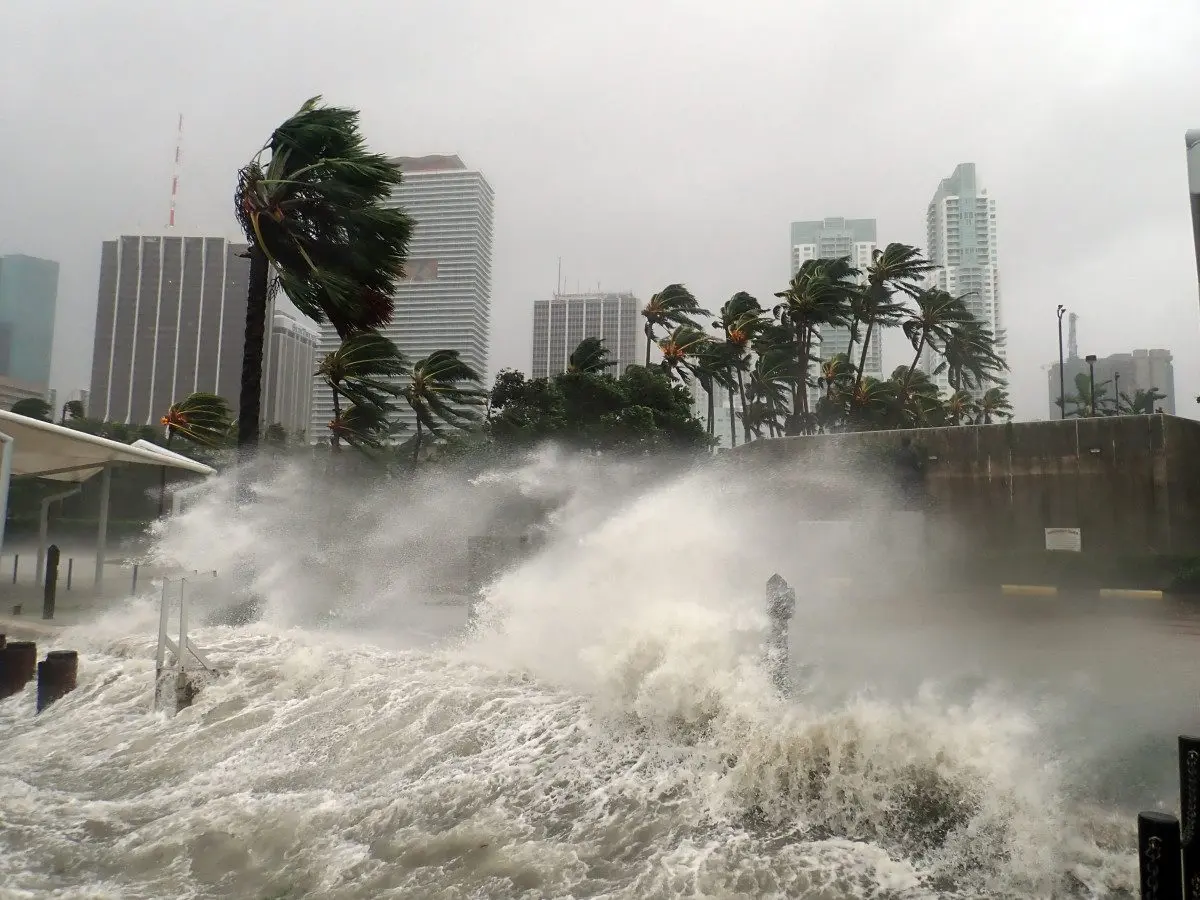 hurricane-irma-extreme-image-of-storm-striking-miami-florida