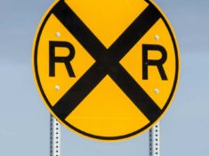 railroad-crossing-sign-1110083_1920-jpg