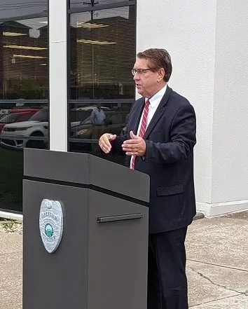 mayor-duke-bennett-thpd-ribbon-cutting-jpg