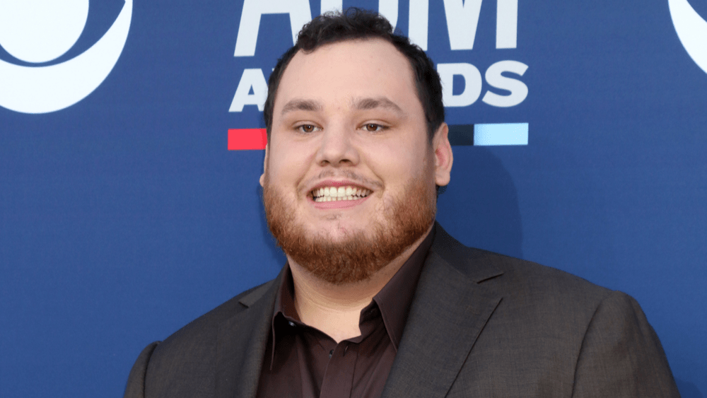 Luke Combs' 'Growin' Up' Album Sets Country Chart Mark for 2022