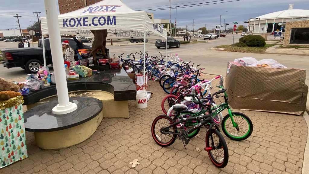 Two-Steppin' for Toys collects more than $10,000 and 1,100 items - Vimarsana News