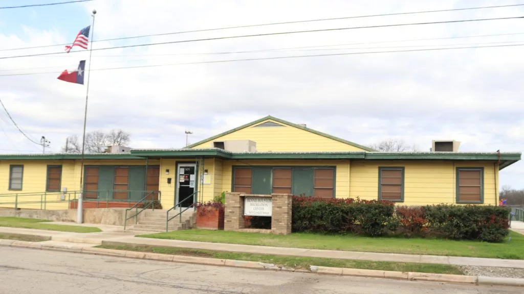 bennie-houston-center