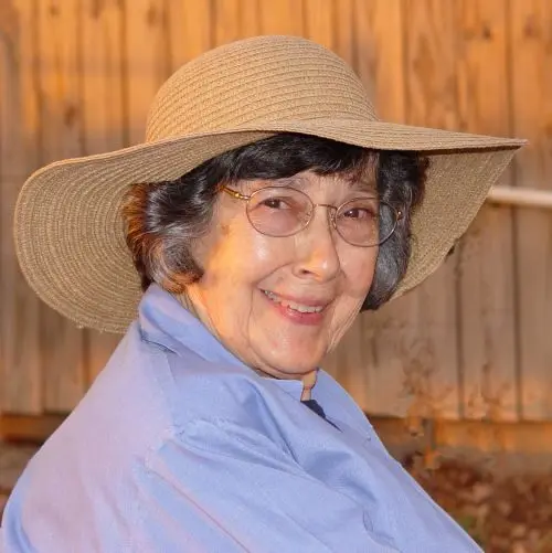 1783721113-0646794_mom_in_the_garden_obit_pic