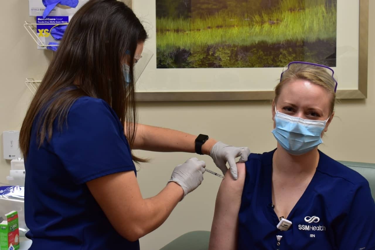 kuschel-claire-nurse-covid-shot-4