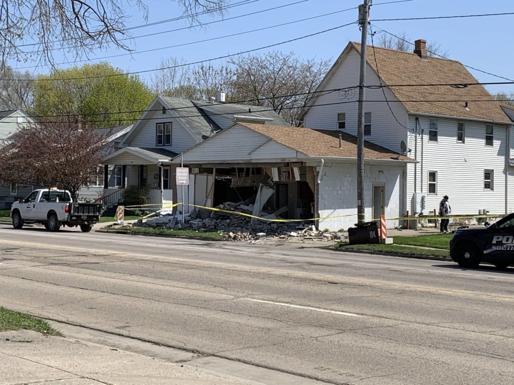Vehicle crashes into home in South Beloit WWHG 105.9 The HOG