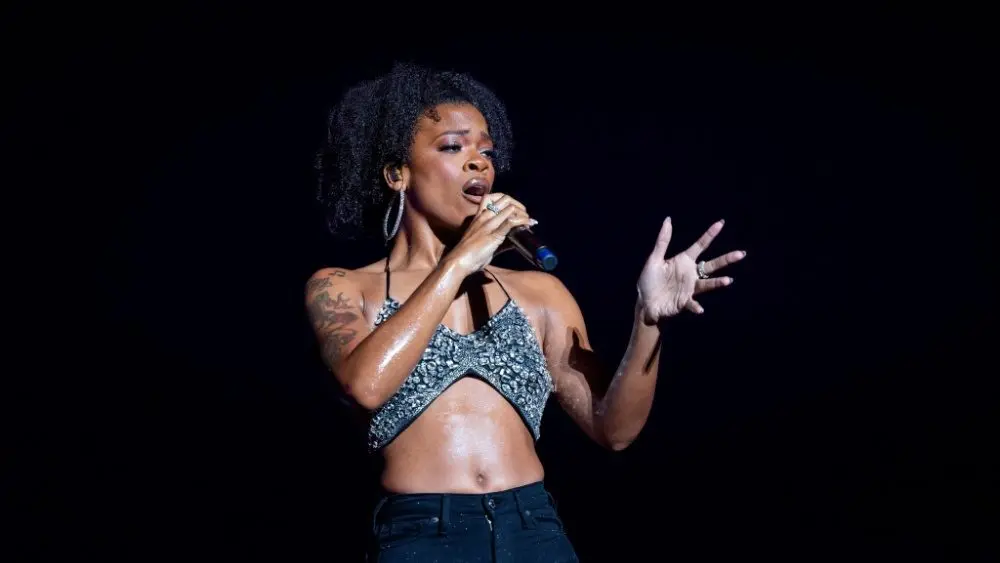 shutterstock_2402733353-1886111 Ari Lennox Performs on the Nostalgia Tour in Jacksonville Florida USA December 18^ 2023 at The Vystar Veterans Memorial Arena