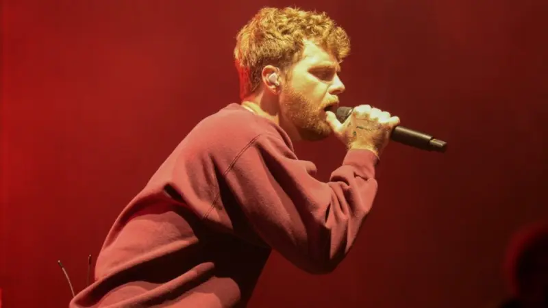 Alex Warren performs in Hollywood^ Florida^ on October 8^ 2025. The performance was part of his Cheaper Than Therapy world tour.