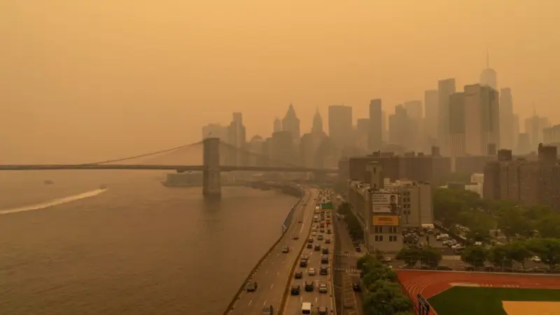 View on June 7^ 2023 of hazy New York city skylines during bad air quality because smoke of Canadian wildfires brought in by wind