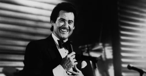 n4mgr-1749053875-5309-quiz-wayne_newton815372