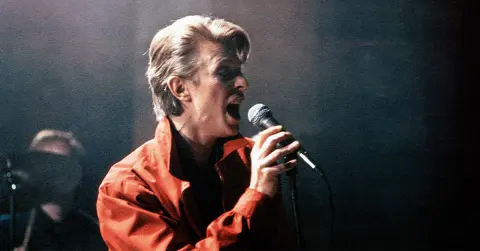 4u2du-1754598502-5434-quiz-music_david_bowie283622