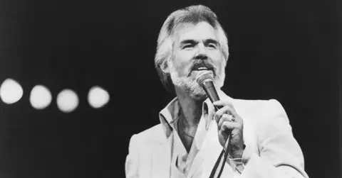5rbio-1755111509-5446-quiz-kenny_rogers_lyrics_quiz_hed981249