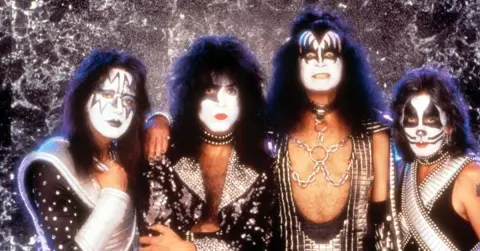 8owx3-1760726966-5562-quiz-kiss295713