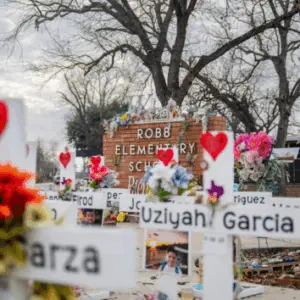 news_uvaldeshooting_010926843649