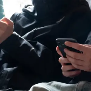 getty_teensphones_032526964321