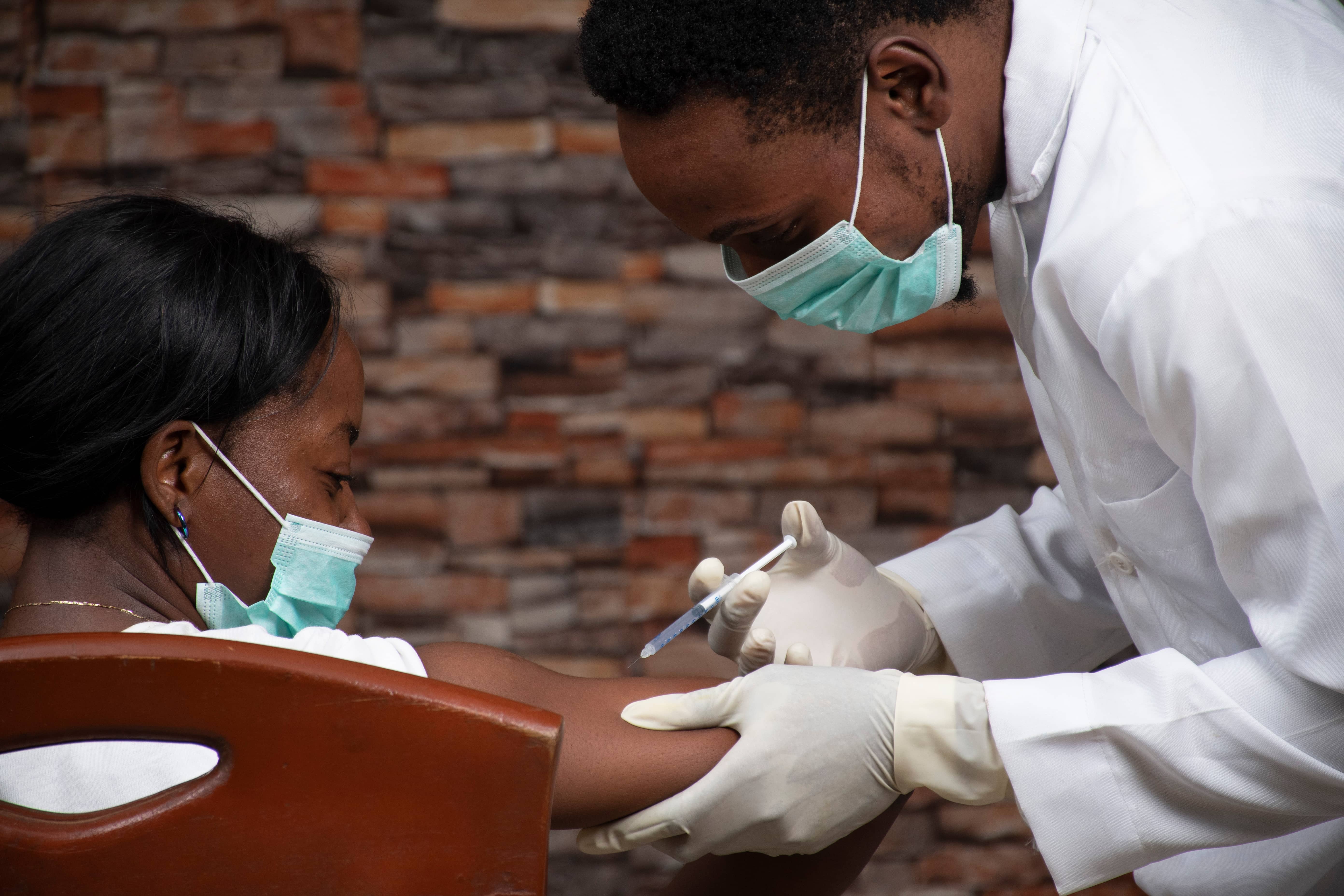 africandoctorinjectinganafricanwomanwithavaccinefor