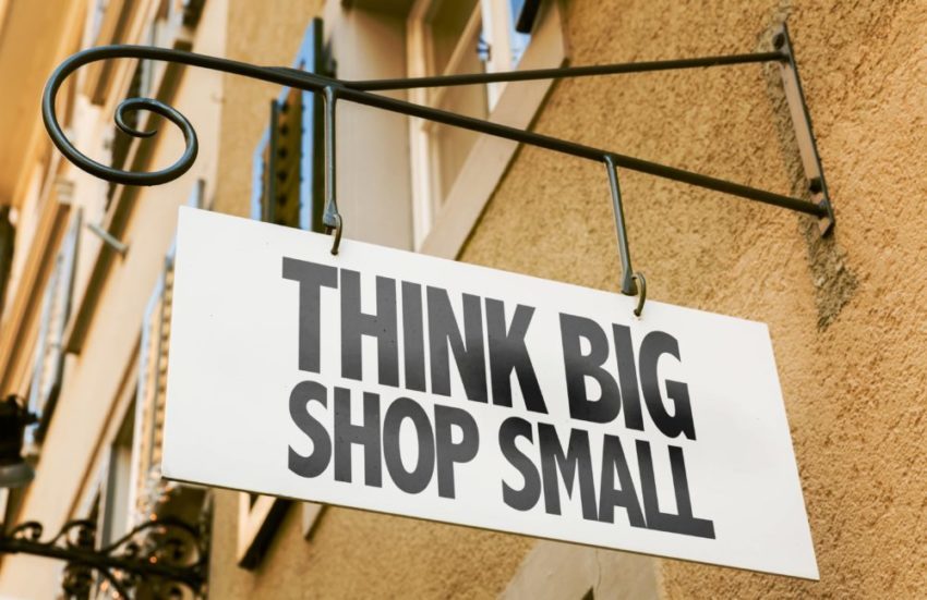 thinkbigshopsmallsigninaconceptualimage