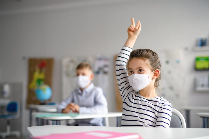 childwithfacemaskbackatschoolaftercovid-19quarantine