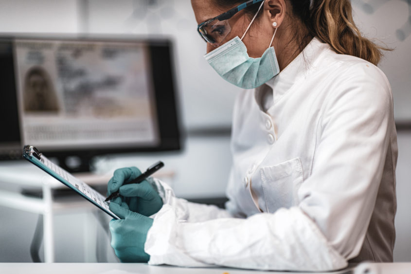 digitalforensicscience-policeforensicexperttakingnotes