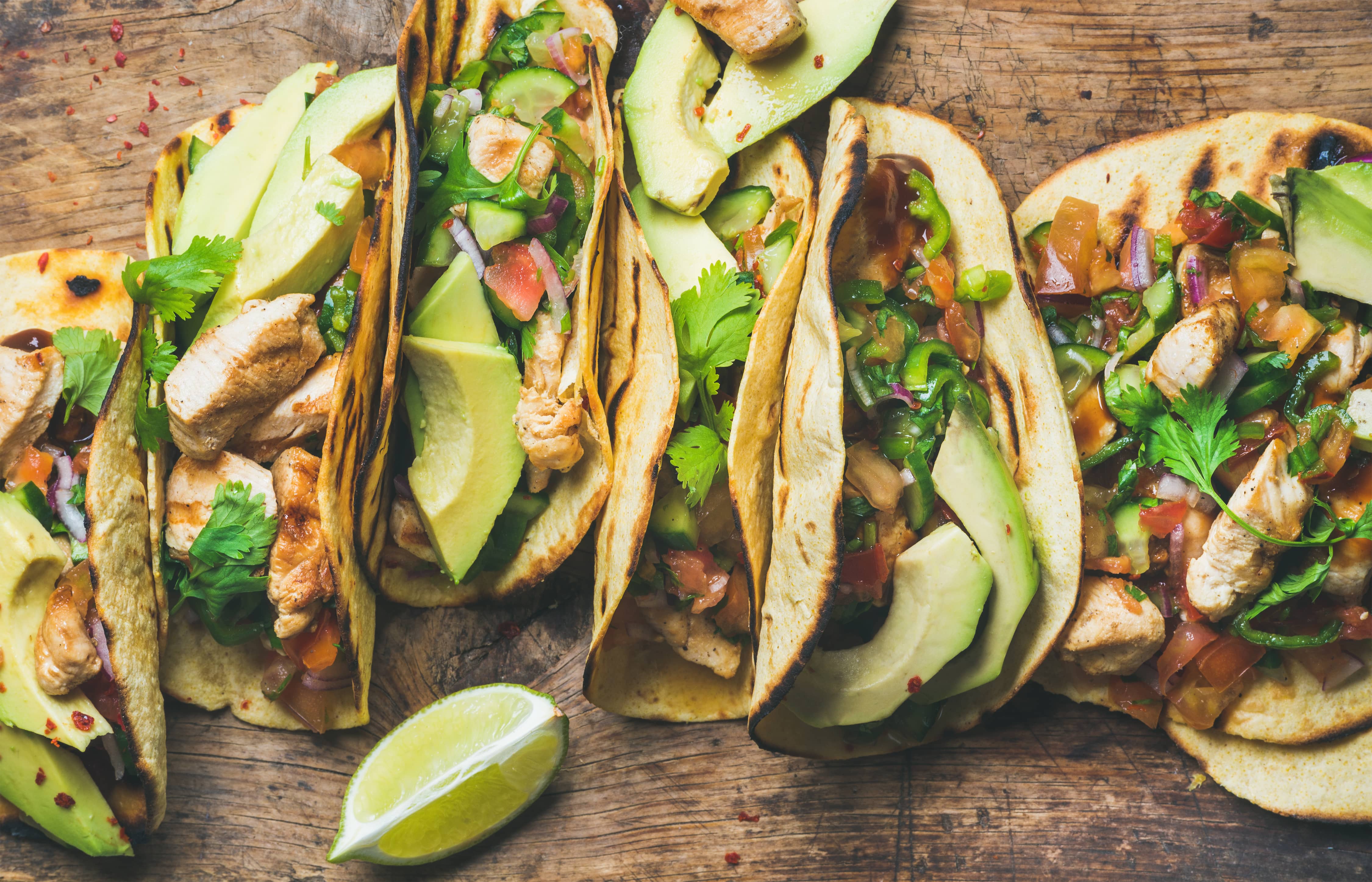 tacoswithgrilledchickenavocadofreshsalsasauceandlimes