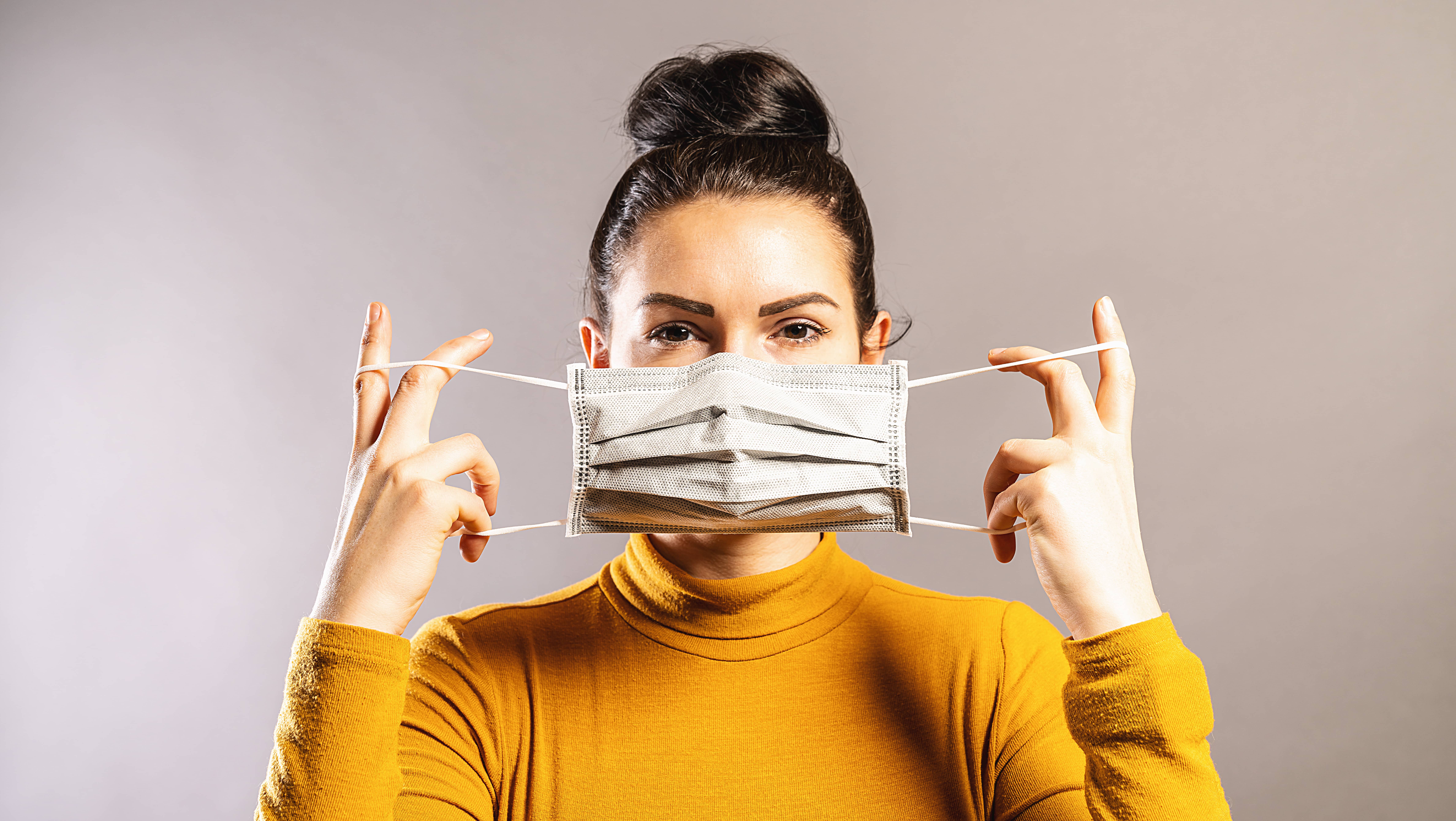 womanwearinganantivirusprotectionmasktopreventothers