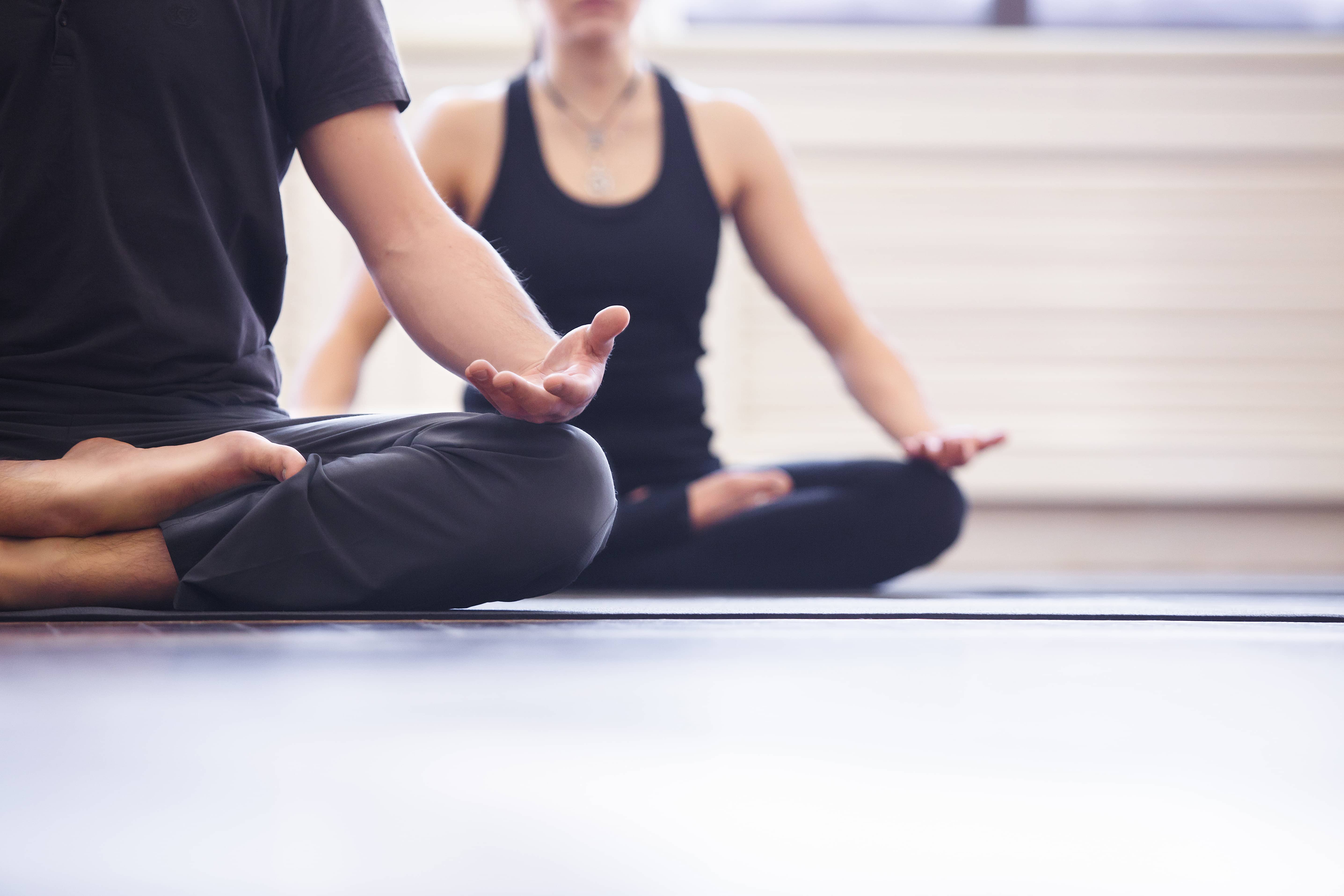 yogagroupconcept-youngcouplemeditatingtogethersittingbackto