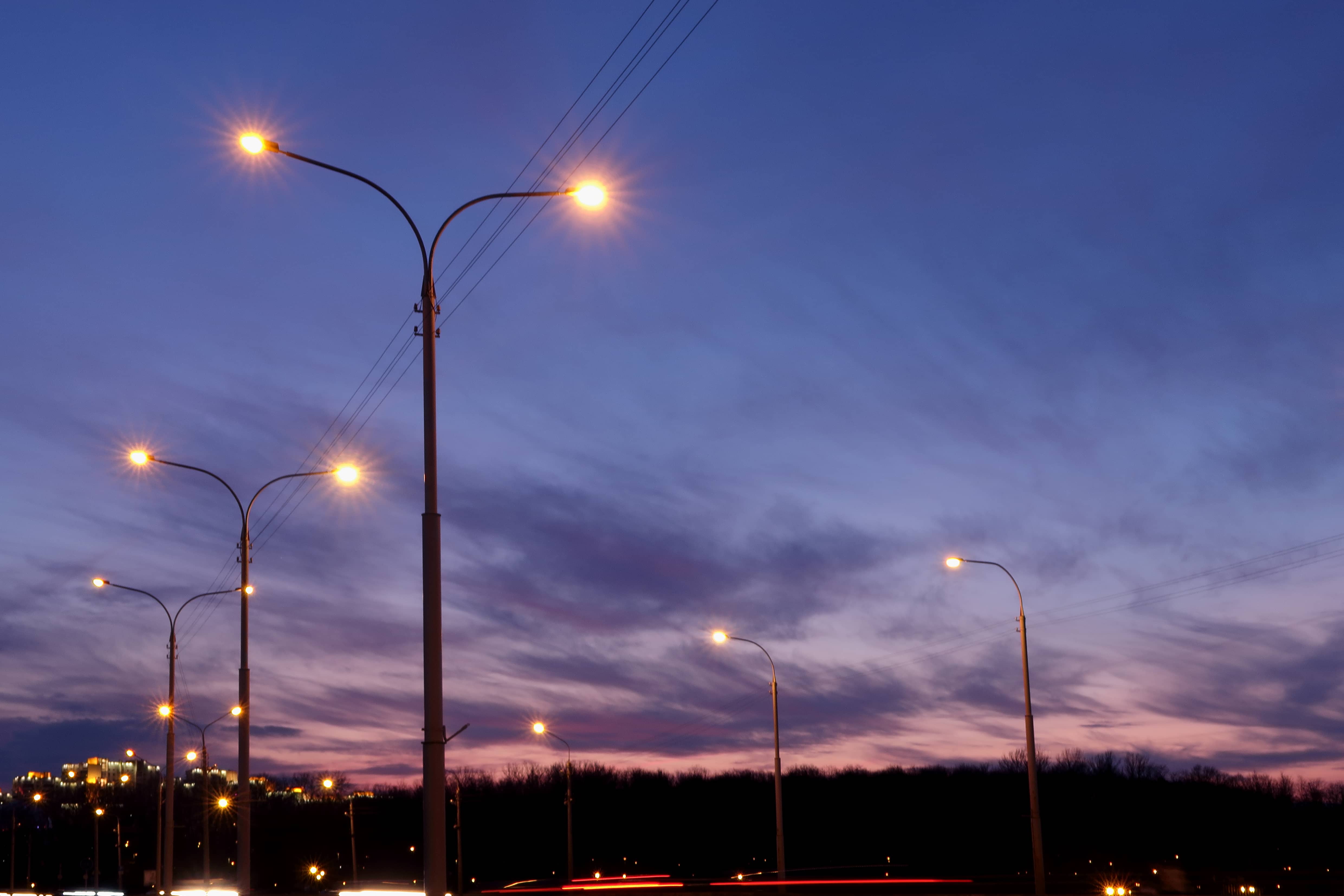 citylightingpolesofftheroadeveninglandscape
