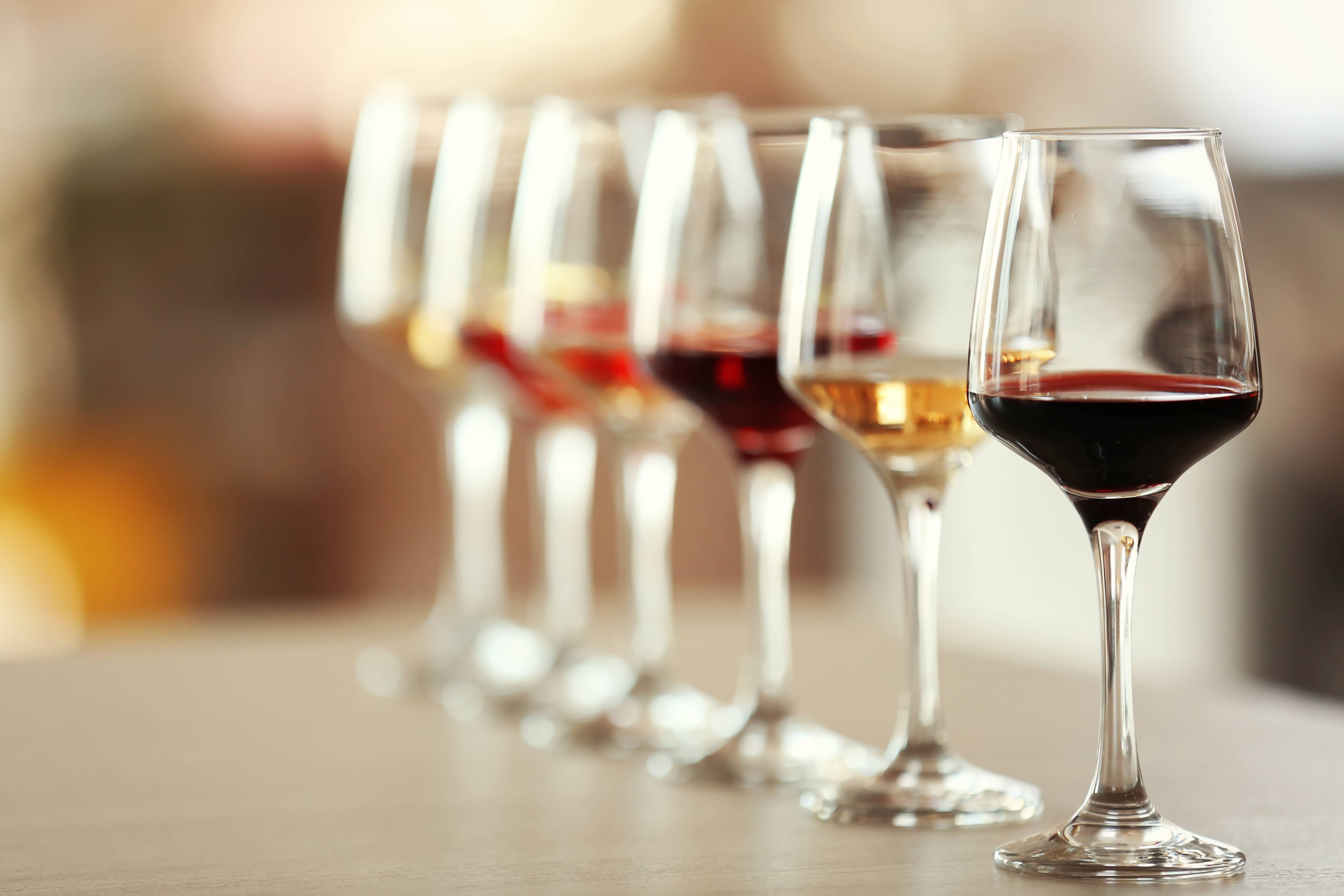 manyglassesofdifferentwineinarowona