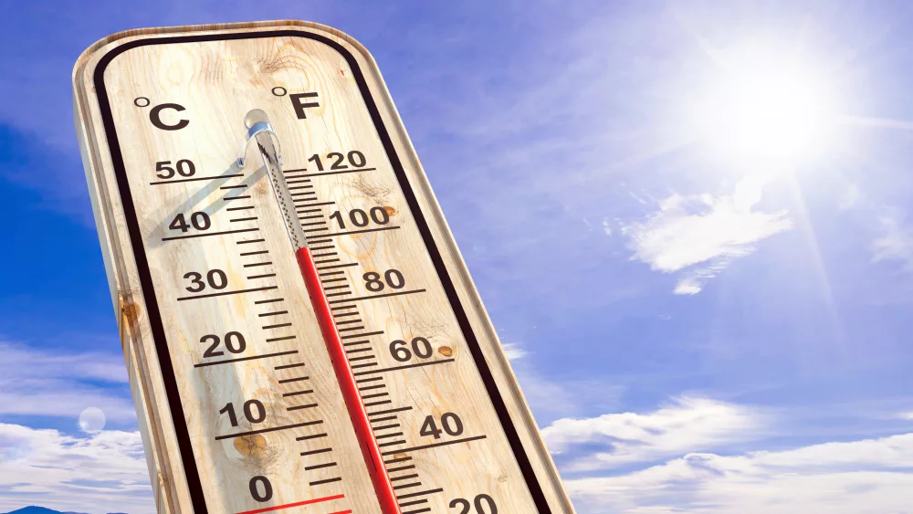 summerheathightemperatureoutdoorshotdesertweather-thermometerreaching